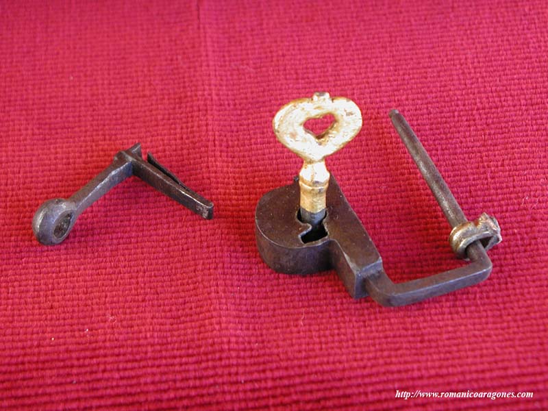 LLAVE Y CANDADO DEL  ARQUETA DE RELIQUIAS.